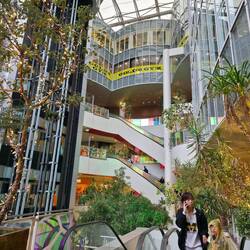 Cooles buntes Einkaufszentrum