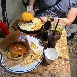 Burger mit sehr sehr sehr viel Käse