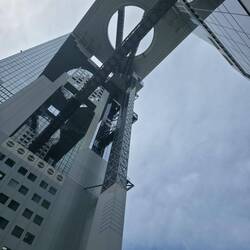 Man kann die Rolltreppe kostenlos fahren und wir sparen uns die 2000 Yen Eintritt pro Person.