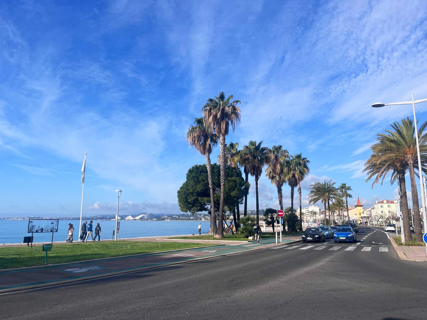 Un matin au ciel d'azur sur la promenade de Cagnes