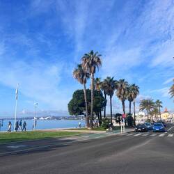 Un matin au ciel d'azur sur la promenade de Cagnes