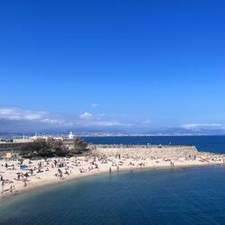 Vue de la baie de Nice depuis le promontoire d'Antibes