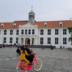 Touristen müssen in Batavia Holländer-Fahrrad fahren 😅