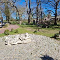 Die kleine Meerjungfrau im Garten vor der Villa Seebach