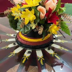 Künstliche Blumen als Deko auf unserem Esszimmertisch - inmitten der Radnabe. Martin ist begeistert!