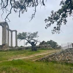 Es war ein rechteckiges Gebäude. Nun stehen die Steine oberhalb des Stausees Valdecañas.