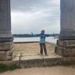 Die Überreste eines römischen Bauwerks wurden beim Bau des Stausees "gerettet" und neu aufgebaut.