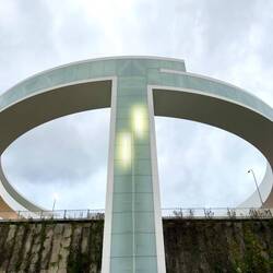 "Halo" Ringbauwerk in Vigo. Mit Fahrstuhl, um die Hanghöhe bequem zu überwinden.