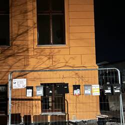 Risige Baustelle. Dort wohnt noch keiner, hauptsache die Briefkästen hängen...