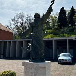 Franz von Assisi Statue am Parkplatz