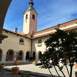 Blick vom Kreuzgang auf den Turm der Basilika