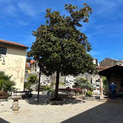 Rechts im Schatten: Kapelle der Lichter