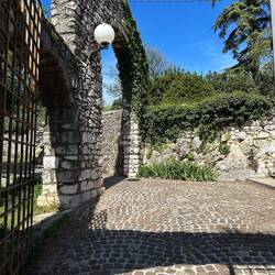 Erstmal kommt man in den Park vor der Burg