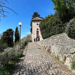 Weg zum Eingang der Burg selbst