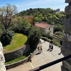 Blick vom östlichen Wehrgang in den Park