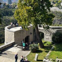 Blick vom östlichen Wehrgang auf den Südturm