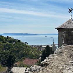 Blick vom östlichen Wehrgang auf Rijeka und das Meer