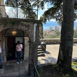 Blick die Ostmauer entlang auf den Eingang in der Südost-Ecke