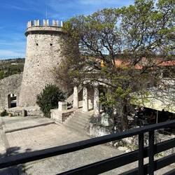 Blick vom östlichen Wehrgang auf den Burg-Innenhof