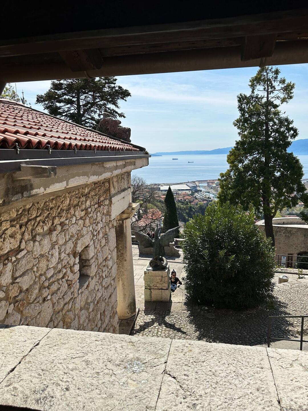 Blick vom nördlichen Wehrgang auf Hafen und Meer