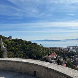 Blick vom Südturm auf Stadt und Meer
