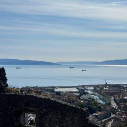 Blick vom Westteil der Burg auf Stadt und Meer