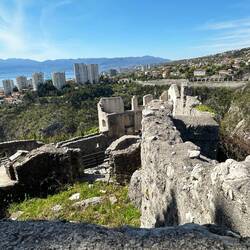 Blick auf den nicht renovierten Westteil der Burg