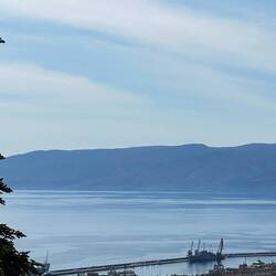 Hafen, Meer und die Küste südlich von Opatja