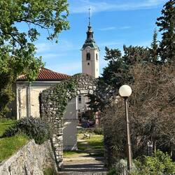 Zurück durch den Park, mit Blick auf die St. Georg Kirche direkt unter der Burg