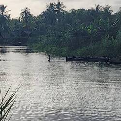 Spielende Kinder im Fluss, hier gibt es auch Krokodile