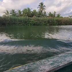Den Fluß hinauf entlang der Felder
