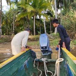 Hier muss der Motor demontiert werden, da der Fluss Süßwasser für die Guna liefert