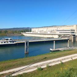 Une péniche va franchir l'écluse.