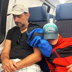 Der Jetlag, schlechter Schlaf im Flugzeug und die lange Reise zeigen ihre Auswirkungen...