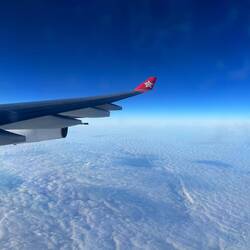 Nach dem Nachtflug erstrahlte der Morgen über den Wolken