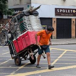 Morgens der Stühletransport zum Strand