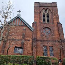 Kerk ernaast / Church next to it