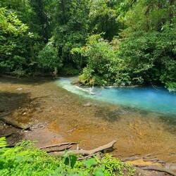 Hier entsteht die Färbung durch Zusammenfluss der verschiedenen Chemikalien