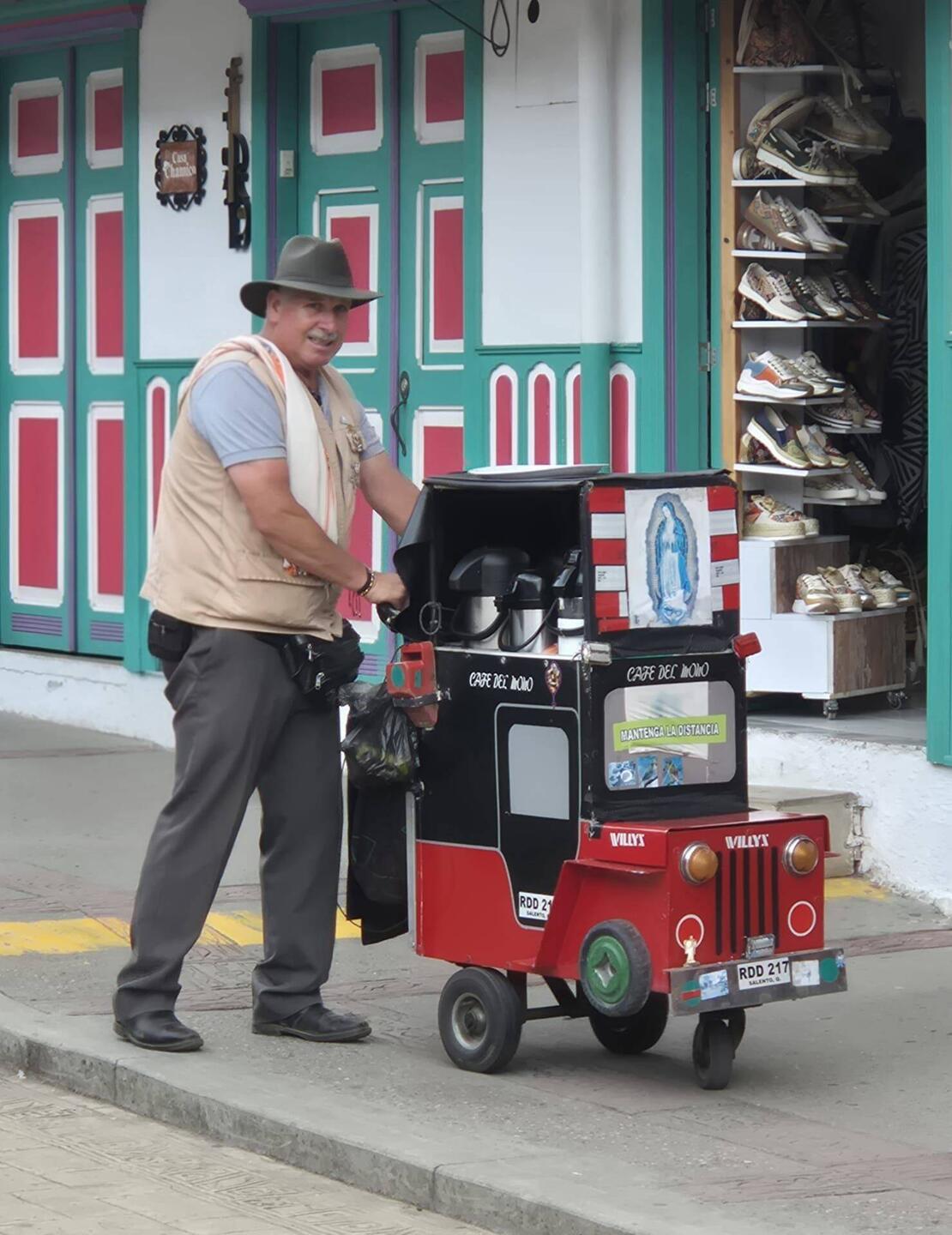 Kaffeeverkauf mit Jeepnachbau in Salento