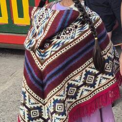 Junge Dame im schicken Poncho