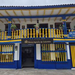 Das Bankgebäude passt auch zum Stil