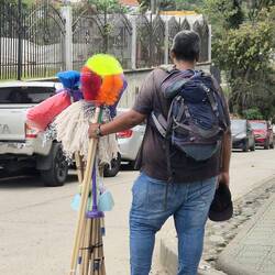 Er verkauft Bürsten aller Art