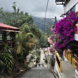 Es ist hügelig im Ort