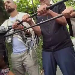 Rückfahrt als Trittbrettfahrer am Jeep