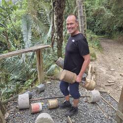 Gewichtheben mit ,zementierten' Konservenbüchsen