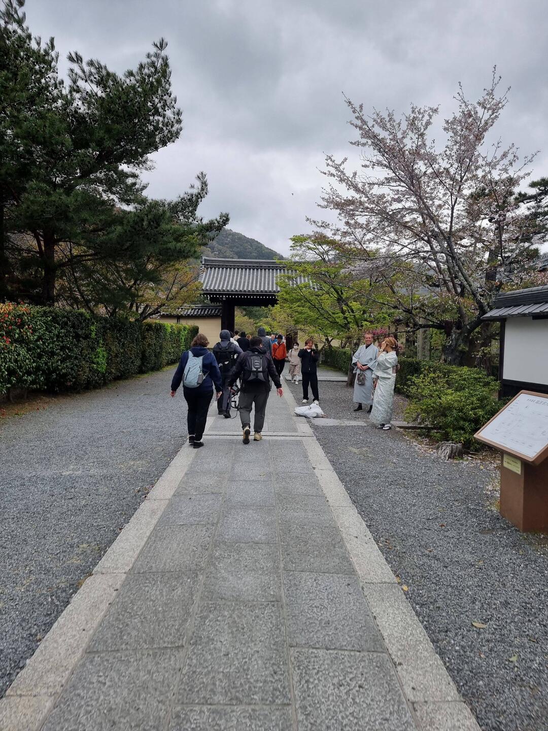 Middle gate