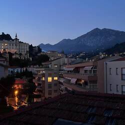 Menton au soleil couchant au pied du Mercantour