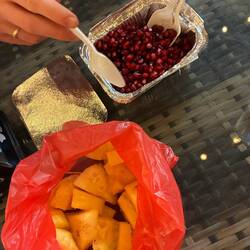Frisch geschnittenes regionales Obst vom Stand nebenan. Super lecker und fruchtig!