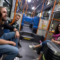 Busfahrt vom Flughafen in die nächste Stadt