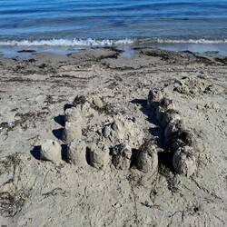 Eimer-Zinnen-Burg unvollendet